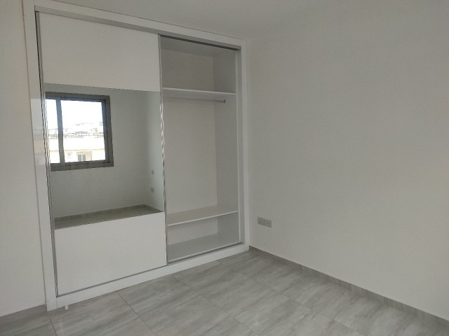 2+1 Wohnung zum Verkauf in einem modernen Gebäude mit Gewerbegenehmigung, bezugsfertig im Zentrum von Kyrenia.