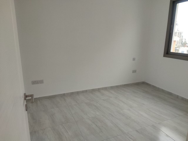 2+1 Wohnung zum Verkauf in einem modernen Gebäude mit Gewerbegenehmigung, bezugsfertig im Zentrum von Kyrenia.