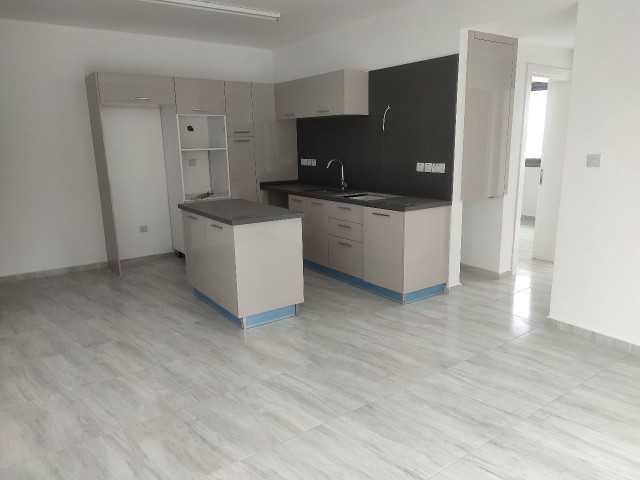 2+1 Wohnung zum Verkauf in einem modernen Gebäude mit Gewerbegenehmigung, bezugsfertig im Zentrum von Kyrenia.