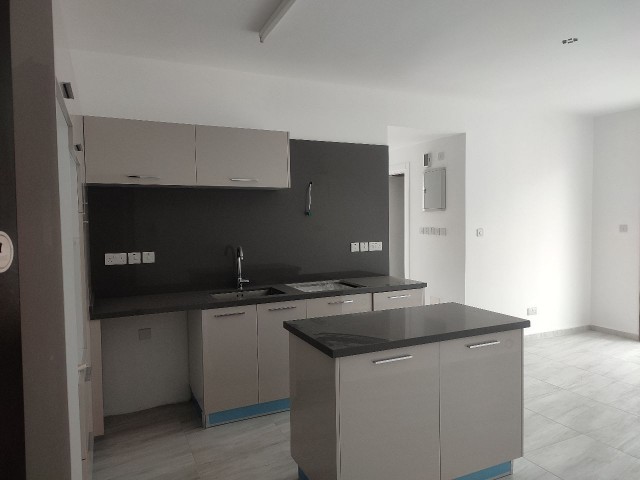 2+1 Wohnung zum Verkauf in einem modernen Gebäude mit Gewerbegenehmigung, bezugsfertig im Zentrum von Kyrenia.