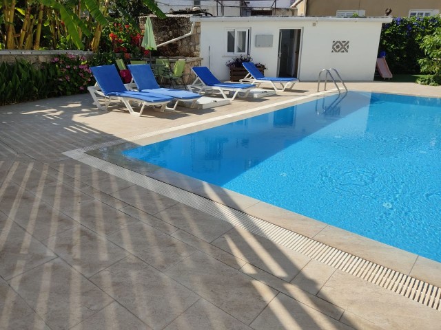 Girne Alsancakta 1800m2 arazi içerisinde satılık  3+1 villa ve 2+1  bungalow