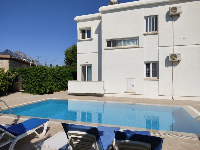 3+1 Villa und 2+1 Bungalow zu verkaufen auf 1800m2 Grundstück in Alsancak, Kyrenia