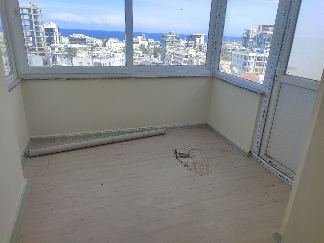 2+1 PENTHOUSE ZU VERKAUFEN IM ZENTRUM VON GUINEA. GELEGENHEIT WOHNUNG MIT HERRLICHEM BLICK AUF DAS MEER UND DIE BERGE. 