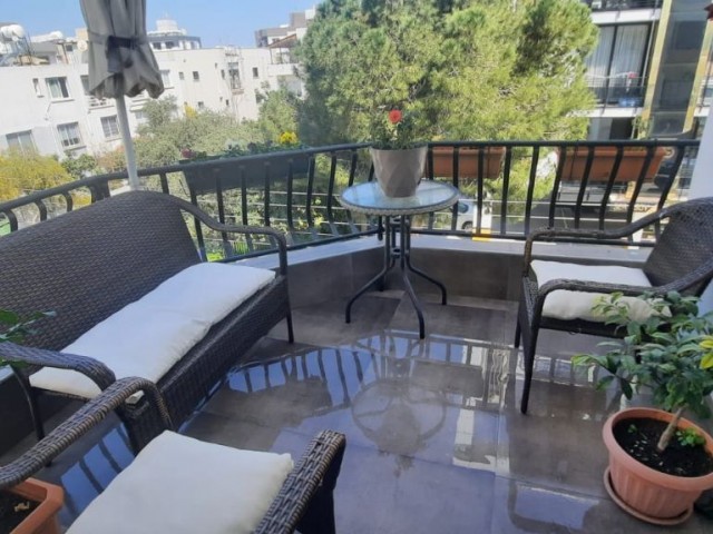 Geräumige 3+1-Wohnung zum Verkauf im Zentrum von Kyrenia mit hohen Mieteinnahmen.