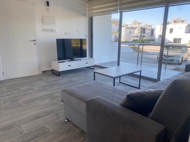 Brandneue Wohnung zum Verkauf in Alsancak, auf einem Grundstück mit Pool, komplett möbliert, mit eigener Terrasse und Grillplatz