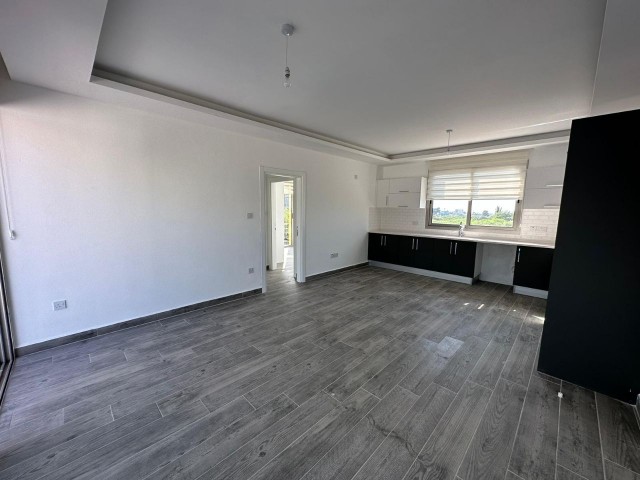 Brandneue Wohnung zum Verkauf in Alsancak, auf einem Grundstück mit Pool, komplett möbliert, mit eigener Terrasse und Grillplatz