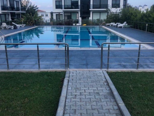 2+1 Erdgeschoss, komplett möbliert, alle Steuern bezahlt, Wohnung mit hohen Mieteinnahmen zum Verkauf mit Pool in Kyrenia Alsancak.