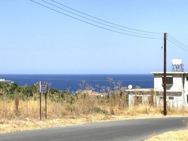 Grundstück mit türkischem Pflaster in Karsiyaka, Kyrenia, mit ausgezeichnetem Meer- und Bergblick, geeignet für Villen.  Angebote für den Bau sind genommen. 05338403555 ** 