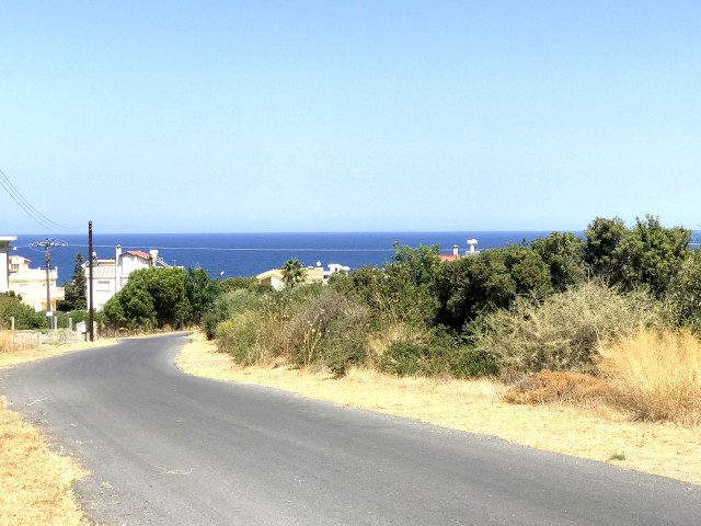 Grundstück mit türkischem Pflaster in Karsiyaka, Kyrenia, mit ausgezeichnetem Meer- und Bergblick, geeignet für Villen.  Angebote für den Bau sind genommen. 05338403555 ** 