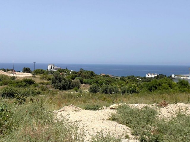 Girne Karşıyaka'da Türk koçanlı, villa  ve daire yapmaya uygun mükemmel deniz ve dağ manzarasına sah