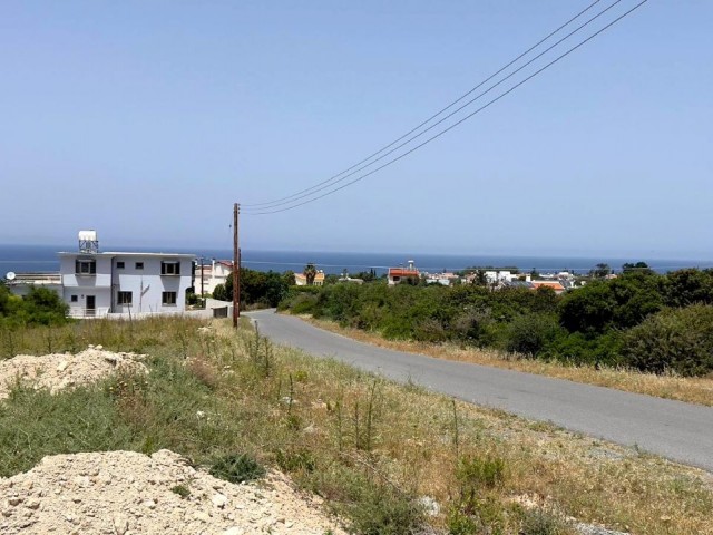 Grundstück mit türkischem Pflaster in Karsiyaka, Kyrenia, mit ausgezeichnetem Meer- und Bergblick, geeignet für Villen.  Angebote für den Bau sind genommen. 05338403555 ** 