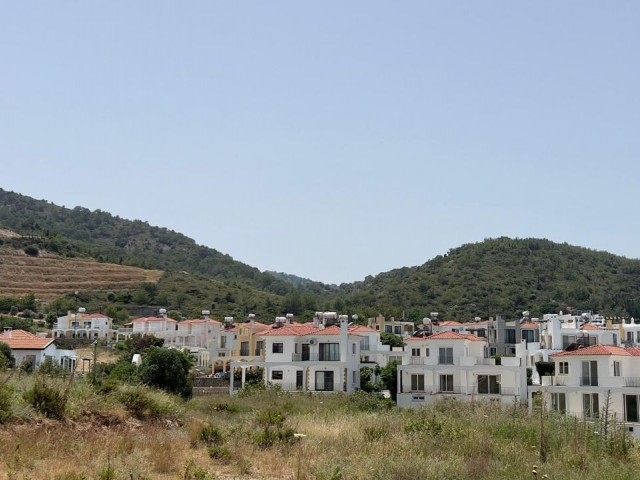 Grundstück mit türkischem Pflaster in Karsiyaka, Kyrenia, mit ausgezeichnetem Meer- und Bergblick, geeignet für Villen.  Angebote für den Bau sind genommen. 05338403555 ** 