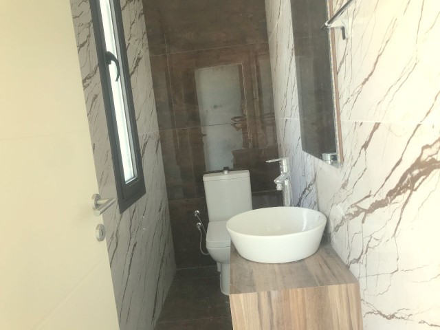 Girne Merkez'de özel yüzme havuzlu ve özel asansörü ve özel kapalı garajı ile lüks Penthouse. Türk tapulu ve hemen taşınmaya hazır. Konforlu bir hayat arayanlara özel tasarım!! 05338403555