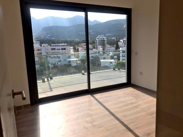 Girne Merkez'de özel yüzme havuzlu ve özel asansörü ve özel kapalı garajı ile lüks Penthouse. Türk tapulu ve hemen taşınmaya hazır. Konforlu bir hayat arayanlara özel tasarım!! 05338403555