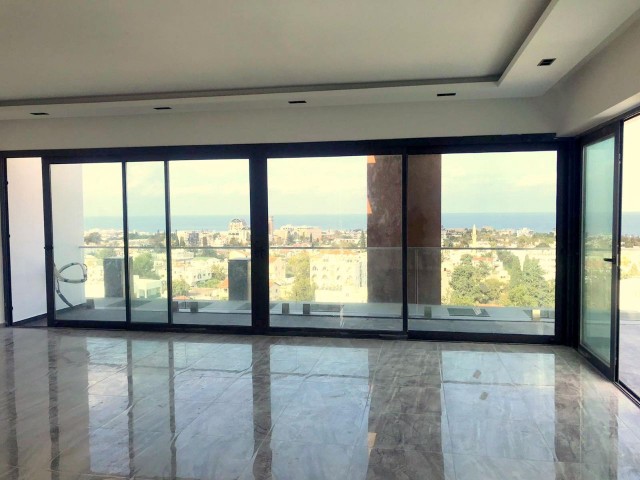 Girne Merkez'de özel yüzme havuzlu ve özel asansörü ve özel kapalı garajı ile lüks Penthouse. Türk tapulu ve hemen taşınmaya hazır. Konforlu bir hayat arayanlara özel tasarım!! 05338403555