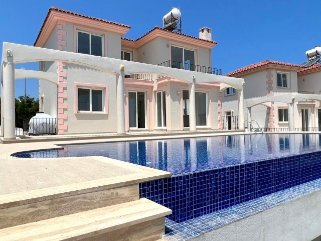 Girne Karşıyaka'da denize 2dk sürüş mesafesinde. Özel yüzme havuzlu, beyaz eşya gibi ekstralarıyla, koçanı hazır, dağ ve deniz manzaralı villa.. 05338403555