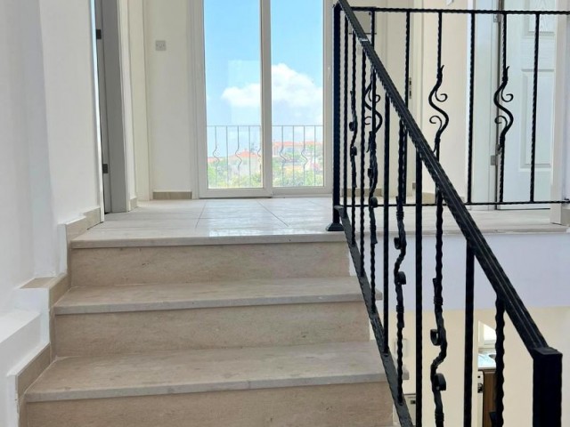 Kyrenia Karsiyaka ist auch 2 Minuten Fahrt vom Meer entfernt. Villa mit privatem Pool, elektrische Jalousien, Haushaltsgeräte, Fliegengitter, bereit für COB, Berg-und Meerblick.. 05338403555 ** 