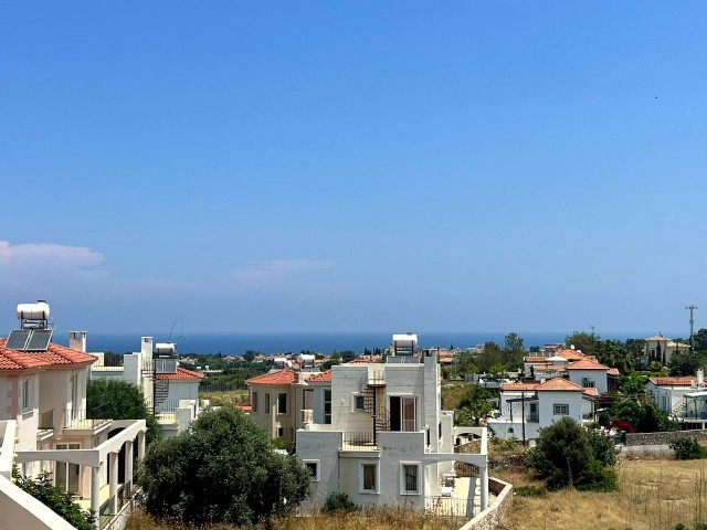 Girne Karşıyaka'da denize 2dk sürüş mesafesinde. Özel yüzme havuzlu, beyaz eşya gibi ekstralarıyla, koçanı hazır, dağ ve deniz manzaralı villa.. 05338403555