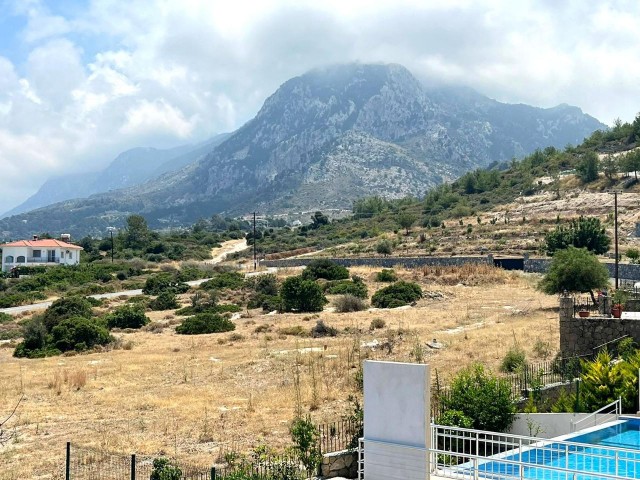 Kyrenia Karsiyaka ist auch 2 Minuten Fahrt vom Meer entfernt. Villa mit privatem Pool, elektrische Jalousien, Haushaltsgeräte, Fliegengitter, bereit für COB, Berg-und Meerblick.. 05338403555 ** 
