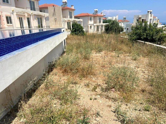 Kyrenia Karsiyaka ist auch 2 Minuten Fahrt vom Meer entfernt. Villa mit privatem Pool, elektrische Jalousien, Haushaltsgeräte, Fliegengitter, bereit für COB, Berg-und Meerblick.. 05338403555 ** 