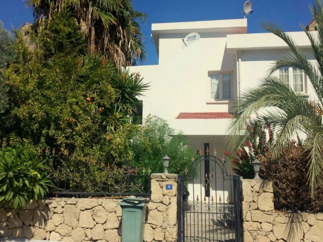 Langzeitmiete villa in Kyrenia Bellapais. 3 Schlafzimmer mit Gemeinschaftspool. 05338403555 ** 