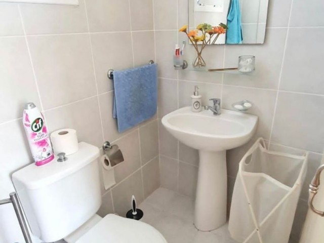 500 m vom Meer in Kyrenia Alsancak 1+1 Maisonette-Wohnung im Erdgeschoss in einem gepflegten Ort. Voll möbliert (kann auf 2+1 umgestellt werden). 05338403555 ** 