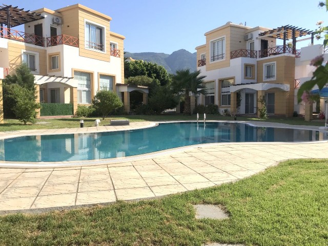 500 m vom Meer in Kyrenia Alsancak 1+1 Maisonette-Wohnung im Erdgeschoss in einem gepflegten Ort. Voll möbliert (kann auf 2+1 umgestellt werden). 05338403555 ** 