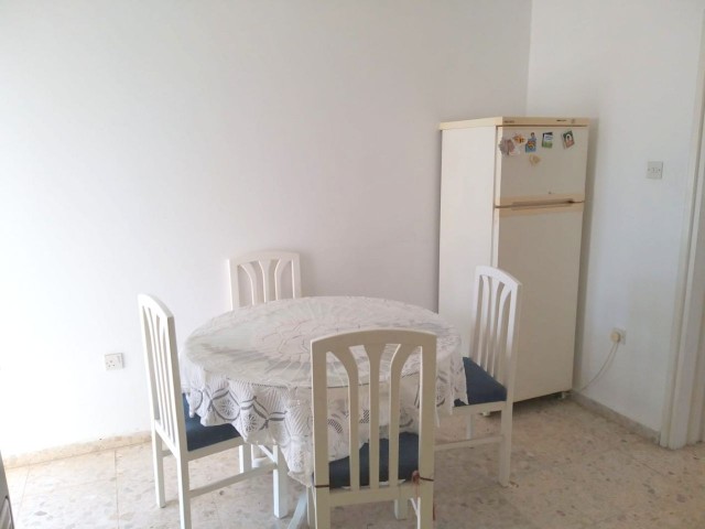 3 комнатная квартира на улице в центре Кирении. Возможность гулять по всему городу. Квартира продается с мебелью. Право на получение эквивалентного встречного кредита. НДС уплачен. 05338403555 ** 