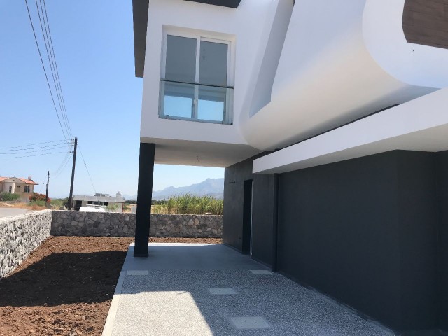 In Kyrenia Karsiyaka warten unsere modernen architektonischen Luxusvillen auf den Besitzer. Sho Llogara house ist fertig. Wir freuen uns auf unser Musterhaus. 05338403555 **  ** 