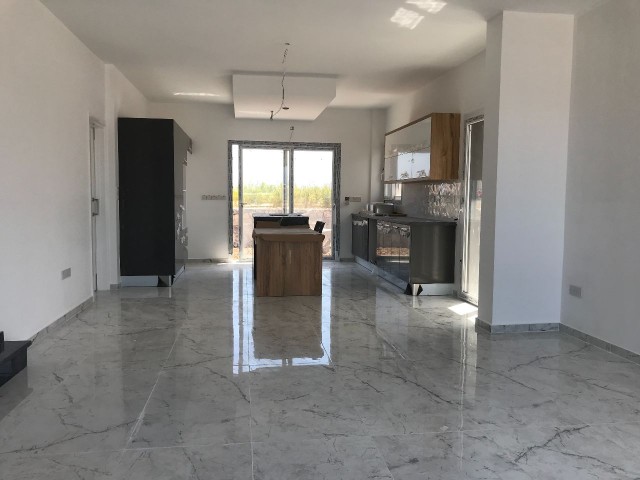 In Kyrenia Karsiyaka warten unsere modernen architektonischen Luxusvillen auf den Besitzer. Sho Llogara house ist fertig. Wir freuen uns auf unser Musterhaus. 05338403555 **  ** 