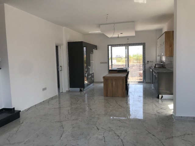 In Kyrenia Karsiyaka warten unsere modernen architektonischen Luxusvillen auf den Besitzer. Sho Llogara house ist fertig. Wir freuen uns auf unser Musterhaus. 05338403555 **  ** 