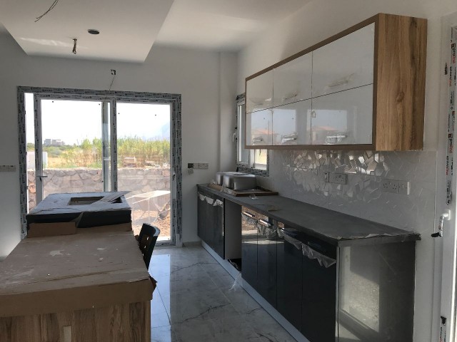 In Kyrenia Karsiyaka warten unsere modernen architektonischen Luxusvillen auf den Besitzer. Sho Llogara house ist fertig. Wir freuen uns auf unser Musterhaus. 05338403555 **  ** 