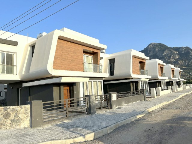 Girne Karşıyaka' da modern mimari lüks villalar . taşınmaya hazır. Koçan hazır. Denize 300m yürüyüş mesafesinde. 05338403555