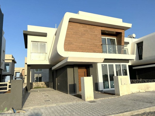In Kyrenia Karsiyaka warten unsere modernen architektonischen Luxusvillen auf den Besitzer. Sho Llogara house ist fertig. Wir freuen uns auf unser Musterhaus. 05338403555 **  ** 