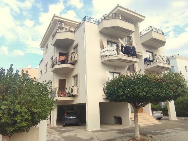 FİYATI DÜŞTÜ!!! Girne merkezde komple satılık Türk koçanlı apartman. 4 adet 3+1 135m2 ve 1 adet 2+1 penthouse. Bahçesi ve se su kuyusu mevcuttur. 05338403555