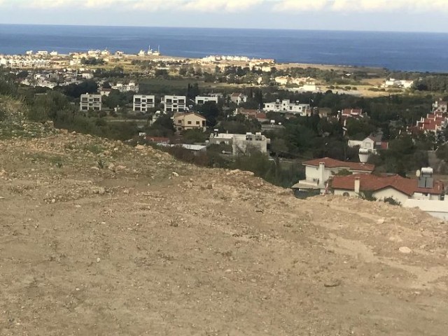 In Kyrenia Karsiyaka befindet sich ein 1100m2 großes türkisches Land. Entscheiden Sie nicht, bis sie die perfekte Aussicht haben, die Adlernest genannt werden kann. 05338403555 ** 