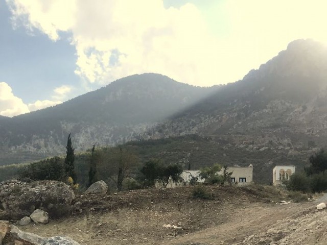 In Kyrenia Karsiyaka befindet sich ein 1100m2 großes türkisches Land. Entscheiden Sie nicht, bis sie die perfekte Aussicht haben, die Adlernest genannt werden kann. 05338403555 ** 