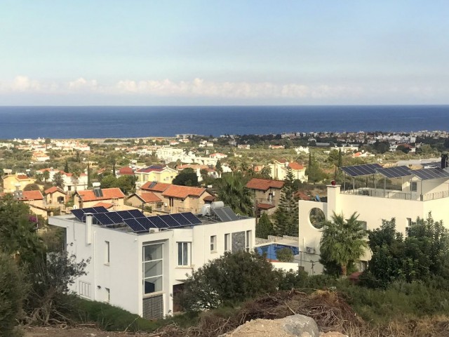 In Kyrenia Karsiyaka befindet sich ein 1100m2 großes türkisches Land. Entscheiden Sie nicht, bis sie die perfekte Aussicht haben, die Adlernest genannt werden kann. 05338403555 ** 