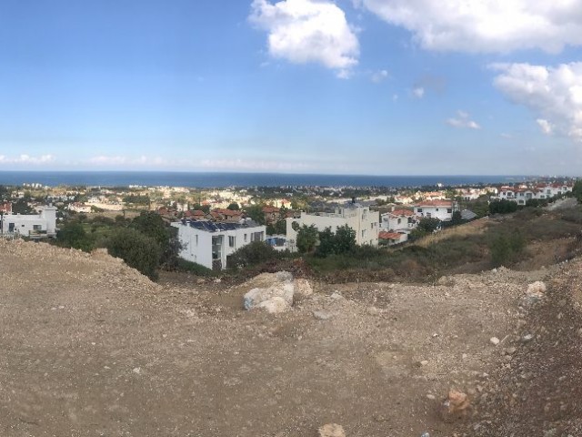 In Kyrenia Karsiyaka befindet sich ein 1100m2 großes türkisches Land. Entscheiden Sie nicht, bis sie die perfekte Aussicht haben, die Adlernest genannt werden kann. 05338403555 ** 