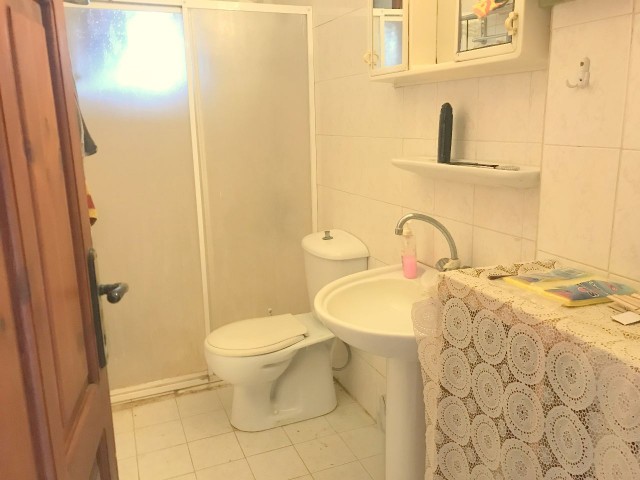 Girne Sadrazamköy'de, denize sıfır havuzlu site içerisinde müstakil villa. 3 yatak odalı, bahçesi meyve ağaçları ile dolu, koçanı hazır KDV yok. 05338403555