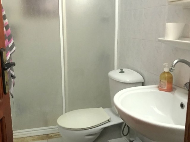 Girne Sadrazamköy'de, denize sıfır havuzlu site içerisinde müstakil villa. 3 yatak odalı, bahçesi meyve ağaçları ile dolu, koçanı hazır KDV yok. 05338403555