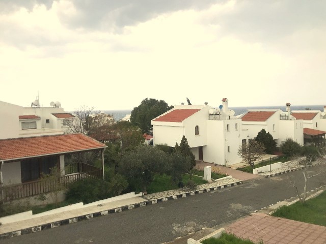 Detached villa in Girne Sadrazamköy, in a complex with swimming pool by the sea. 3 bedrooms, garden full of fruit trees, ready on the cob. No VAT. 05338403555 ** 