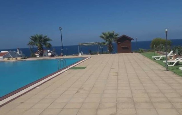 Detached villa in Girne Sadrazamköy, in a complex with swimming pool by the sea. 3 bedrooms, garden full of fruit trees, ready on the cob. No VAT. 05338403555 ** 