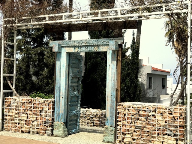 Girne Alsancak'ta 7x24 güvenlikli Milos Park Homes sitesinde 1.ci kat teraslı daire kiralıktır. Aidat dahil.05338403555/ 05488403555