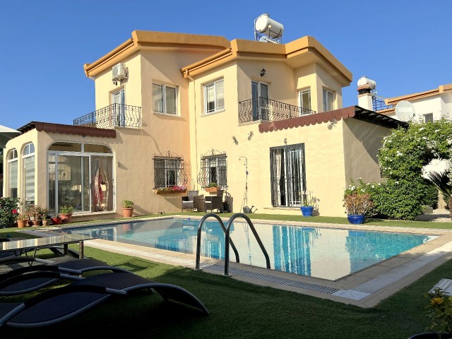 Gepflegte villa in Kyrenia, Karsiyaka auf einem Grundstück von 500m2, mit privatem Pool, bereit, MwSt. bezahlt. 05338403555 ** 