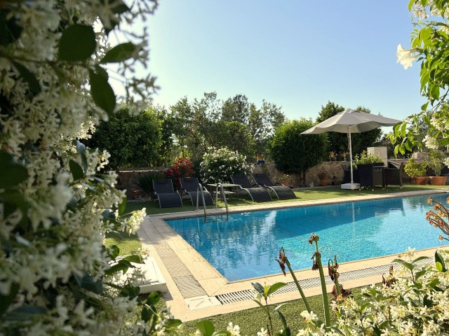 Girne, Karşıyaka'da 500m2 arsa içerisinde, özel yüzme havuzlu, koçanı hazır, KDV ödenmiş bakımlı villa. 05338403555