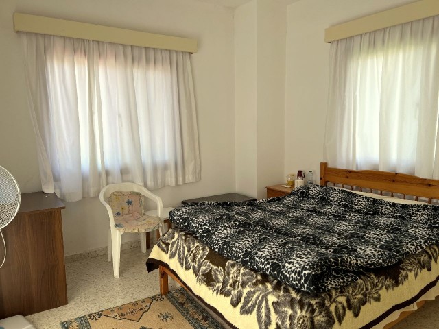 Girne Karşıyaka'da olgun meyve ağaçlarıyla dolu, büyük bahçeli, su kuyusu ve özel yüzme havuzlu villa.05338403555