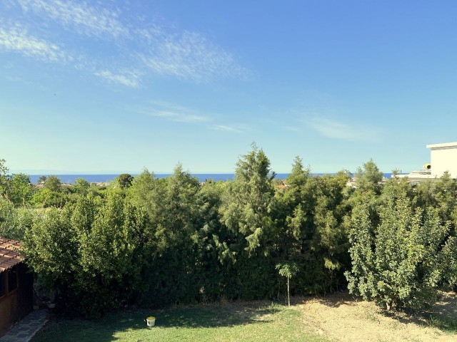 4+1 zu vermieten in Kyrenia , Lapta, villa ohne Pool in einem großen Garten, in einer ruhigen und ruhigen Gegend. Blick auf die Berge und das Meer.05338403555 ** 