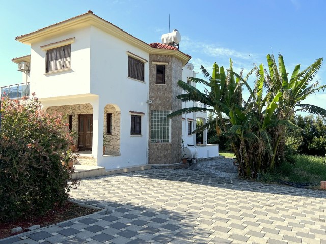 4+1 zu vermieten in Kyrenia , Lapta, villa ohne Pool in einem großen Garten, in einer ruhigen und ruhigen Gegend. Blick auf die Berge und das Meer.05338403555 ** 