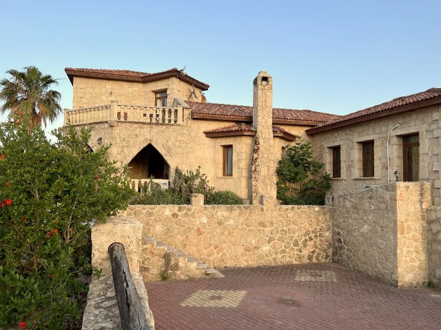 Kyrenia, Karsiyaka ist auch ein wunderschönes Steinhaus. Es verfügt über 4 Schlafzimmer, ein Arbeitszimmer , einen privaten Pool und eine geschlossene Garage. Terrasse, wo Sie den perfekten Sonnenuntergang beobachten können. Nur 200 m vom Meer entfernt. 05338403555 ** 